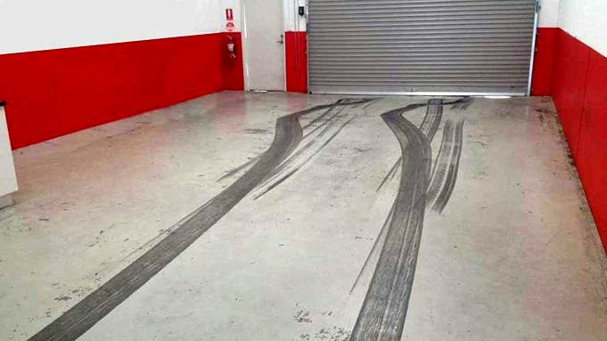 Le Piastrelle Per Pavimenti Del Garage Ad Incastro Sono La Migliore Alternativa Alla Colorazione O Alla Pittura